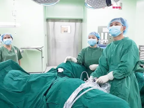 Nội soi tán sỏi ngược dòng cứu bệnh nhân thoát nguy cơ suy thận