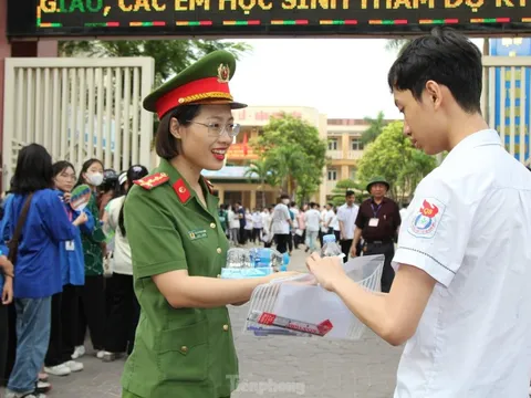 Hình ảnh đẹp chiến sĩ công an tiếp sức sĩ tử tự tin vượt vũ môn