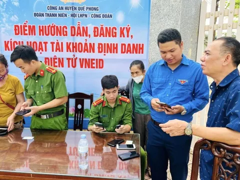 Đưa con đi thi, phụ huynh được hỗ trợ cài tài khoản định danh điện tử VNeID