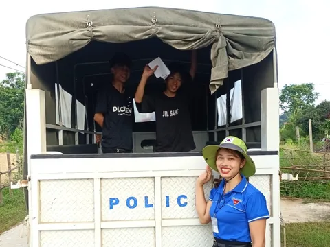 Thí sinh ngủ quên được công an xã về tận nhà đón đến điểm thi