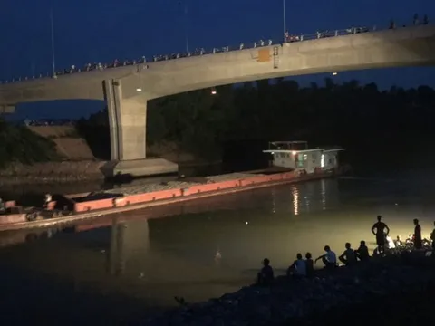 Hàng chục cảnh sát xuyên đêm tìm vớt thi thể hai nữ sinh