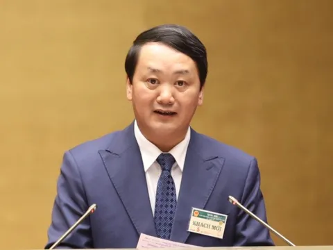 Bộ trưởng Hầu A Lềnh lần đầu tiên đăng đàn trả lời chất vấn