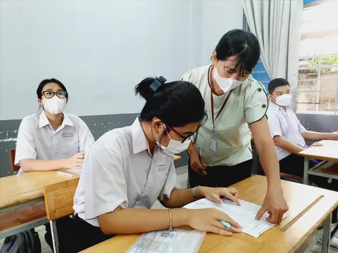 Ngày đầu tiên thi vào lớp 10 ở TPHCM, nhiều thí sinh lo đề khó