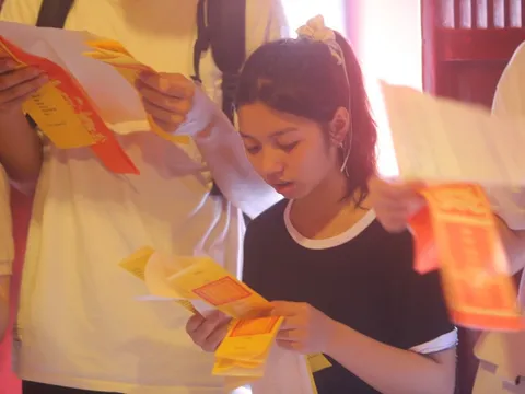 Thí sinh ở Hà Nội đến Văn Miếu cầu may trước kỳ thi vào 10