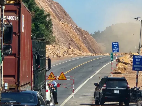 Cao tốc Cam Lộ - La Sơn vận hành chưa lâu phải điều tiết, tạm dừng phương tiện, cấm xe 10 tấn đi qua