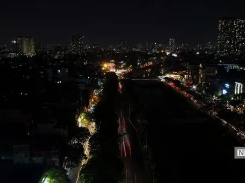 Hà Nội: Nhiều tuyến đường, tòa nhà tối sầm vì cắt giảm tiêu thụ điện