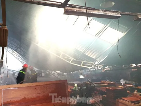 Xưởng sản xuất đồ gỗ ở Bình Dương đổ sập sau hỏa hoạn