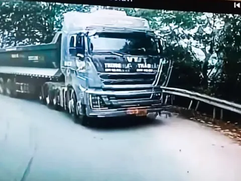 Tước bằng lái tài xế xe tải lấn làn, suýt đối đầu xe khách trên đèo ở Lào Cai