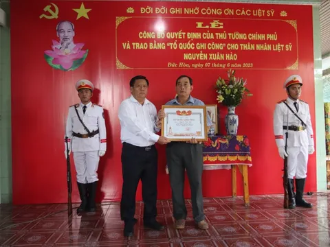 Cha liệt sĩ Nguyễn Xuân Hào nhận bằng ‘Tổ quốc ghi công’ cho con