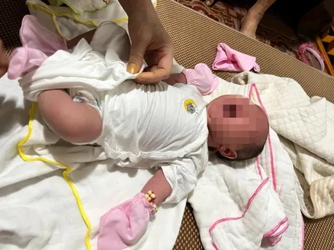 Bé gái sơ sinh bị bỏ rơi trước cổng nhà dân cùng mảnh giấy nhờ chăm sóc