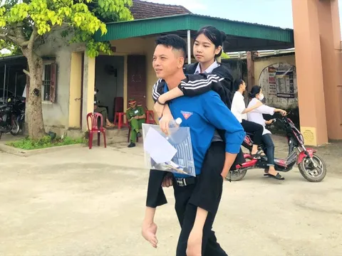 Cõng nữ sinh xương thủy tinh tới điểm thi vào lớp 10