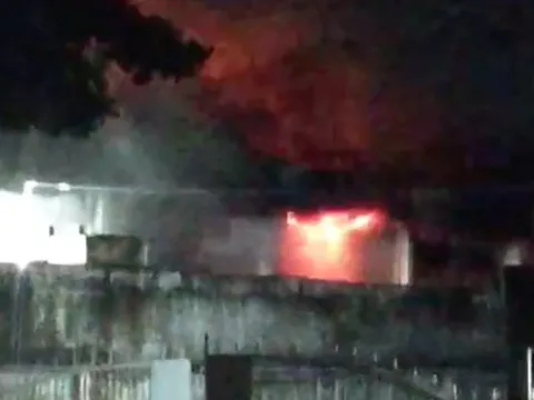 Lửa bao trùm cơ sở mút xốp ở TPHCM