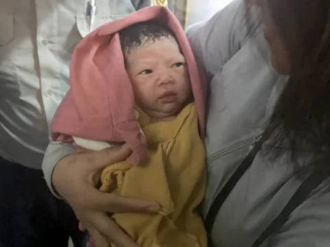 Nhân viên đường sắt hỗ trợ sản phụ sinh con ngay trên tàu