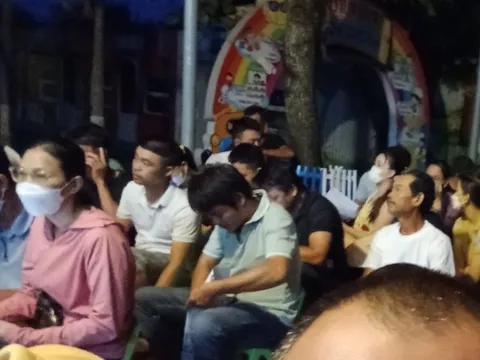 Phụ huynh chen chúc từ 2 giờ sáng nộp hồ sơ cho con học mẫu giáo