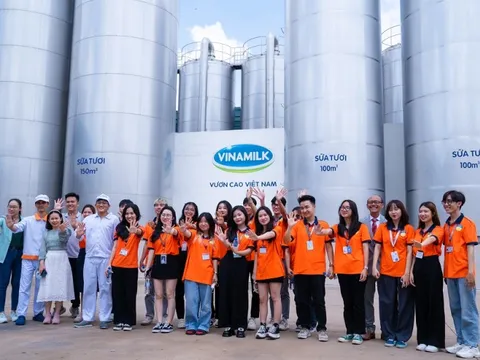 Theo chân sinh viên ngành Logistics HUTECH đi sân bay, gặp chuyên gia, tiếp cận công nghệ hiện đại