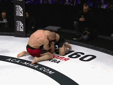 Võ sĩ Nga tung tuyệt kỹ bẻ cổ cực hiểm hạ knock-out đối thủ chỉ sau 40 giây