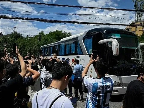 Vây xe bus, chiếm phòng tập… Messi và đồng đội đau đầu trước sự cuồng nhiệt của NHM Trung Quốc