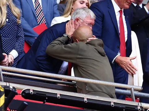 Pep Guardiola nhận được tin nhắn cảm động từ Sir Alex Ferguson