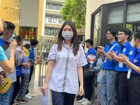 Hà Nội: Thí sinh bật khóc vì đề toán in mờ