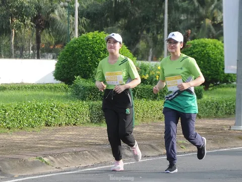 Tiếp tục thông điệp 'chống biến đổi khí hậu' tại giải chạy lớn nhất miền Tây