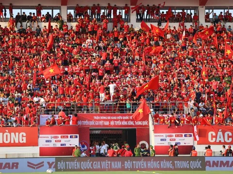 Không khí sôi động khó tin ở sân Lạch Tray trong trận ra mắt của HLV Troussier