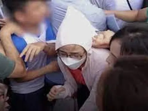 Xếp hàng xuyên đêm giành suất vào lớp 1: Cuộc đua khiến nhiều gia đình kiệt sức