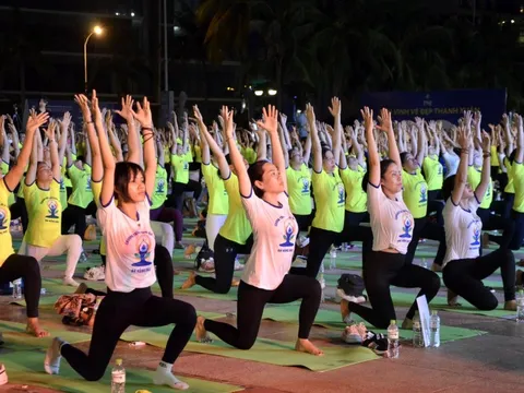 Hơn 1.500 người đồng diễn Yoga trên bờ biển Đà Nẵng