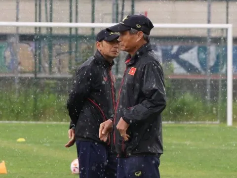 Đội tuyển nữ Việt Nam đội mưa tập luyện tại Ba Lan