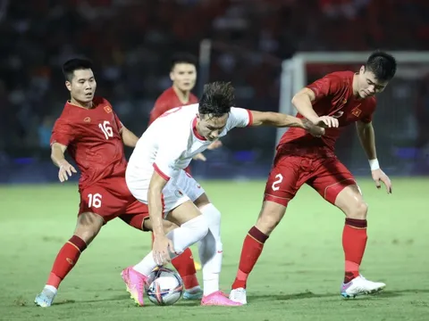 Vì sao đội quân của HLV Troussier phòng ngự thiếu chắc chắn?