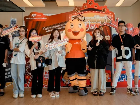 Ngôi trường chịu chơi bao hẳn rạp 'chiêu đãi' học sinh sinh viên, cán bộ giảng viên và gia đình