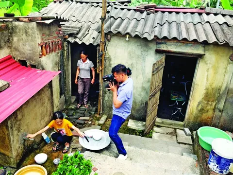 Cử nhân báo chí làm báo mấy người?