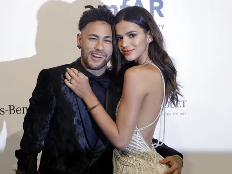 Neymar được bạn gái ra điều kiện cho đi 'ăn phở'