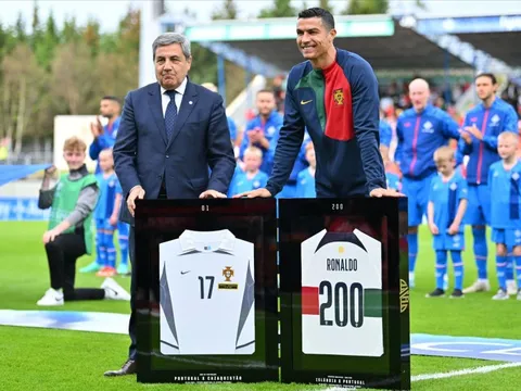 Ronaldo cán mốc vô tiền khoáng hậu, bỏ xa Messi