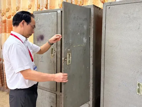 Thuê tàu cao tốc, máy bay chở đề thi ra đảo