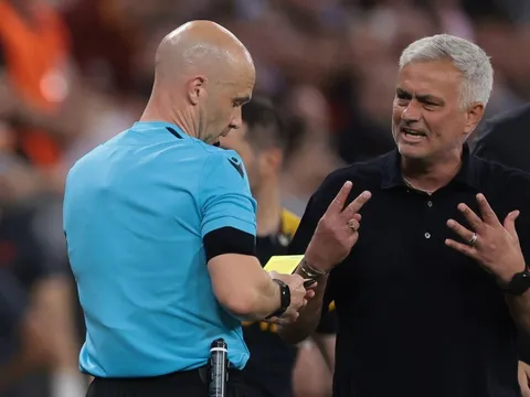Lăng mạ trọng tài, HLV Mourinho trả giá cực đắt