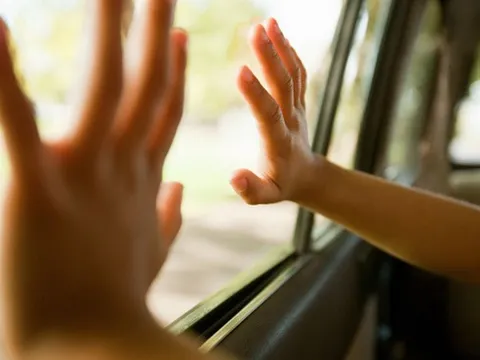 Hà Nội: Học sinh lớp 1 bị bỏ quên trên xe ô tô