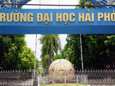 Tạm đình chỉ giảng viên bị tố gạ tình nữ sinh