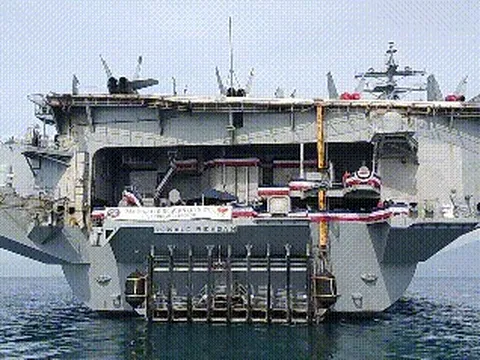 Sức mạnh tàu sân bay Mỹ USS Ronald Reagan đến thăm Đà Nẵng
