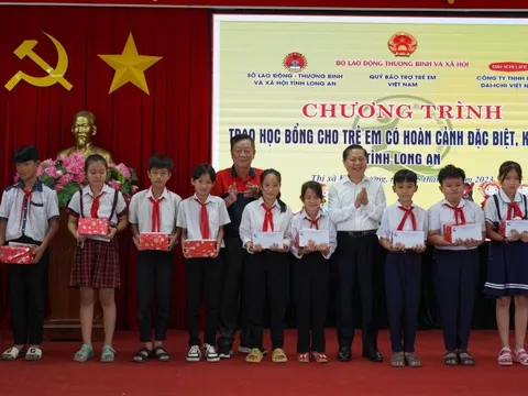 Dai-ichi Life Việt Nam tặng học bổng trị giá 200 triệu cho học sinh ở Long An