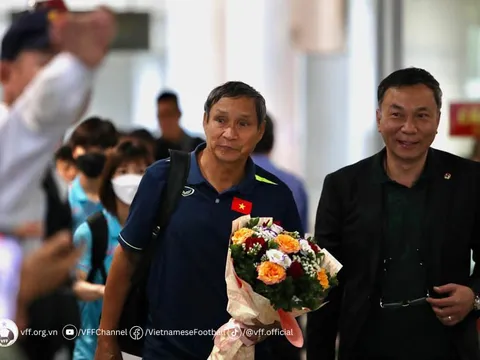 Gây ấn tượng trước đội bóng đứng thứ 2 thế giới, ĐT nữ Việt Nam được chào đón nồng nhiệt ngày trở về