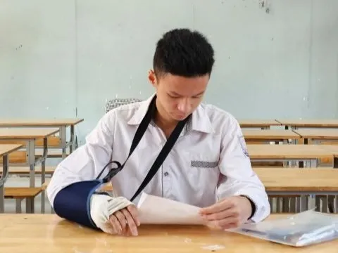 Bị gãy tay bó bột, nam sinh phải nhờ người viết hộ bài thi