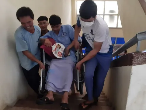 Bị thương khi gió bão đẩy rơi gầm cầu, thí sinh mặc áo bệnh nhân đến trường thi