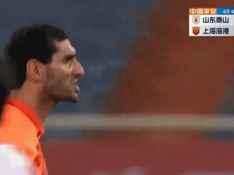 Cựu sao MU giận dỗi ném băng đội trưởng, bỏ thi đấu vì VAR từ chối bàn thắng