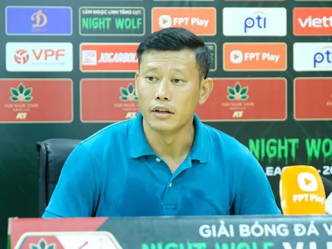 HLV Thạch Bảo Khanh cười tươi cười sau chiến thắng trước Hải Phòng