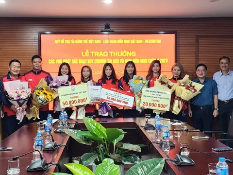 Trao thưởng cho các VĐV điền kinh xuất sắc giành huy chương ở giải châu Á