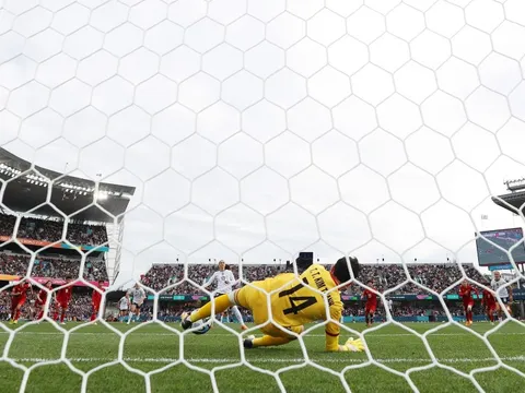 Thủ môn Kim Thanh đánh bại huyền thoại thế giới Alex Morgan trên chấm 11m