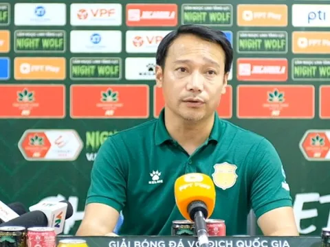 HLV Vũ Hồng Việt tiếc nuối cho hàng công Nam Định