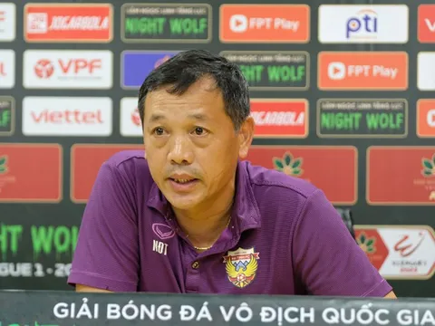 Trợ lý HLV Đức Thắng: Trọng tài dừng trận đấu để nghe VAR đưa ra quyết định là quá lâu