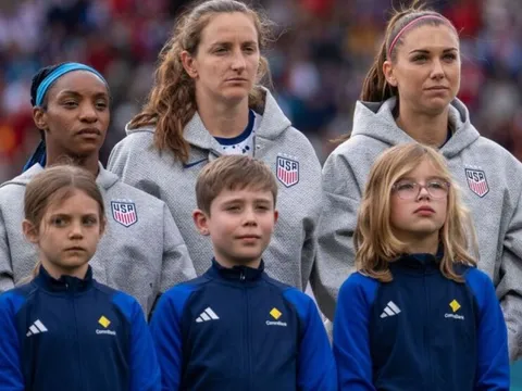 Bị chỉ trích vì không hát quốc ca ở trận gặp Việt Nam, tuyển nữ Mỹ tiếp tục thách thức dư luận