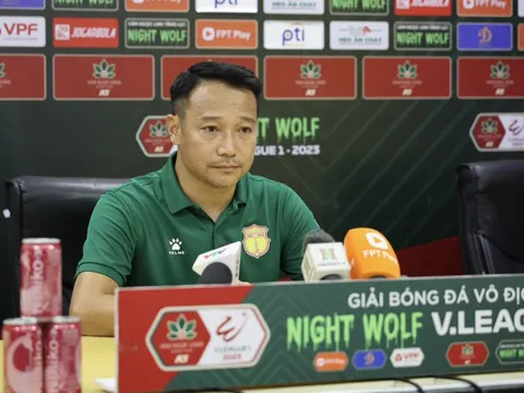 HLV Vũ Hồng Việt: ‘Trọng tài thổi không đúng khiến khán giả bức xúc’